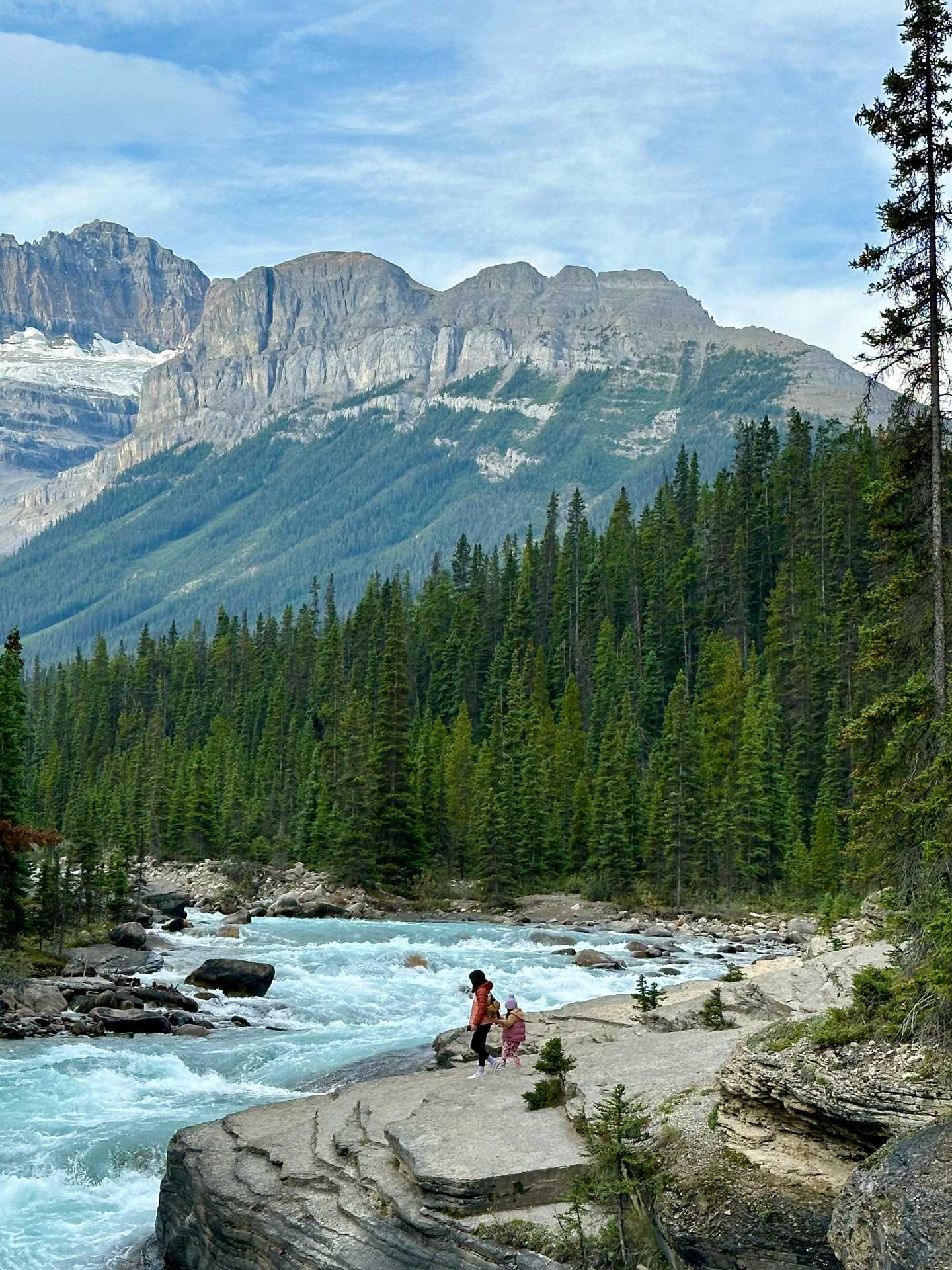 While Mistaya Canyon offers stunning views, it’s important to be cautious near the edge. There are no guardrails, and the rocks can be slippery, especially near the roaring water. Keep children and pets close, and stay alert, as it’s easy to lose footing near the canyon’s steep drop-offs-1