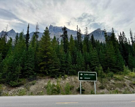 Being based around Lake Louise will position yourself closer to Jasper and Yoho National Parks for easy exploration.