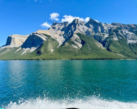 Lake Minnewanka in all its glory! A family-friendly must-visit in Banff, the boat tours offer a unique way to explore the lake's beauty from the water—no hiking required. Perfect for adventurers of all ages!