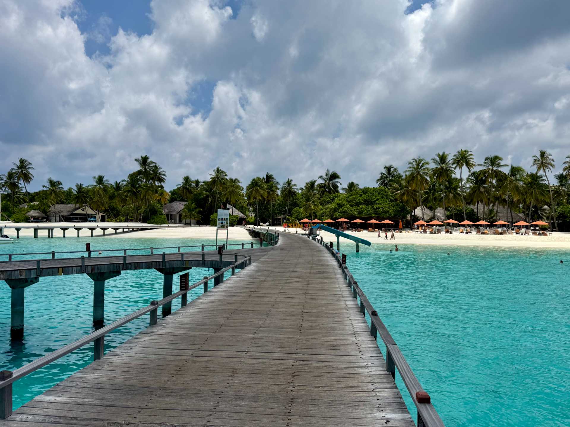 Stepping onto island time…Excited for a picturesque week at Sun Siyam Iru Fushi, soaking in turquoise waters, sandy toes, and all the Maldivian magic. The journey was long (planes + seaplane), but the view? 100% worth it.