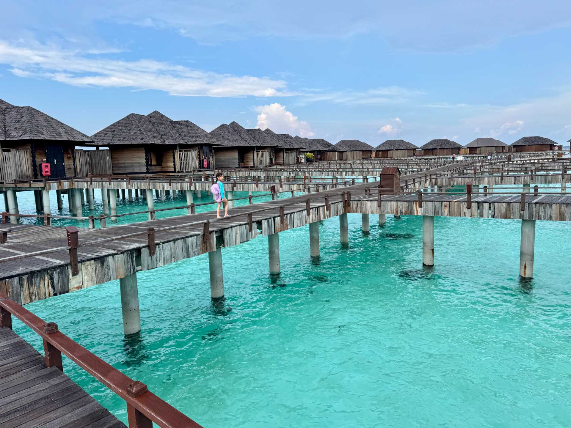 Our first time staying in an overwater villa… and this sunset horizon didn’t disappoint. Even though the villas at Sun Siyam Iru Fushi showed a little age, the view was pure Maldivian magic.