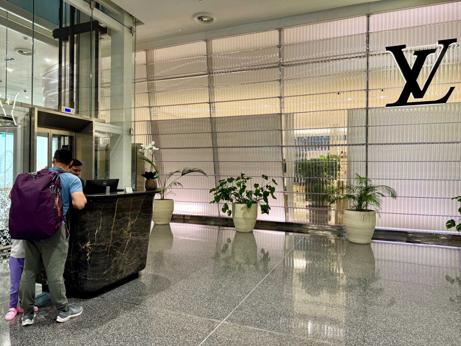 Access to the Al Maha Lounge in the main terminal can be seen here by taking the escalator up on the left. Access to the Al Mourjan Business Garden Lounge can be found next to the Louis Vuitton past the C gates near D and E. Check in before heading up the elevators to access the lounge-2