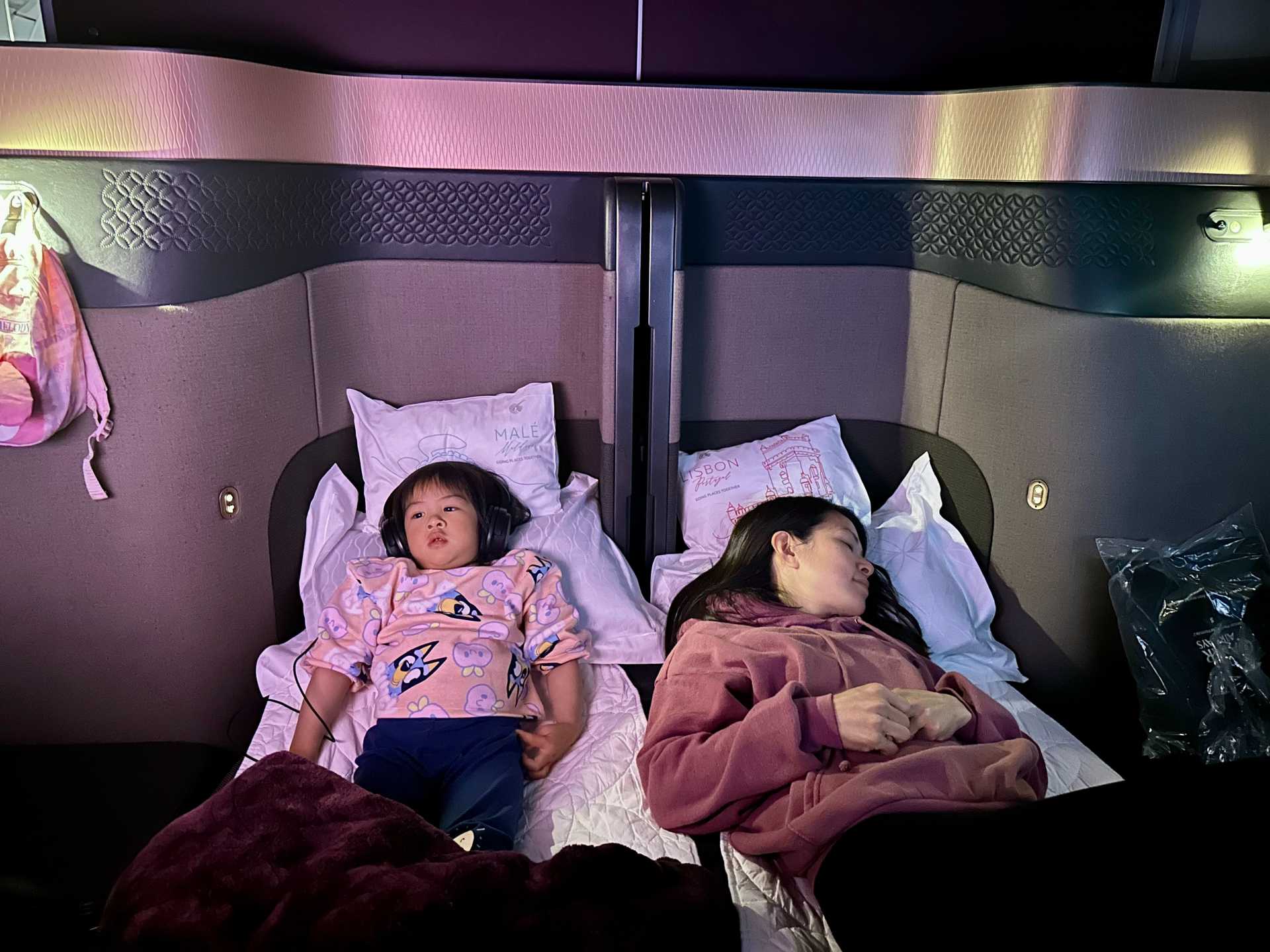 The lie-flat seats in Qatar Airways Business Class were a game-changer for our long-haul journey with kids. Our toddler was able to curl up right next to me and sleep comfortably, thanks to the extra space. Even better, the quad seating layout allowed our family of four to face each other throughout the flight—turning travel time into quality bonding time. For families flying long distances, this setup made the experience far more restful and connected-2
